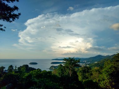 Phuket, Tayland 'dan Kata Noi, Kata Yai ve Karon Plajlarının Panoramik Manzarası