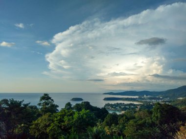 Phuket, Tayland 'dan Kata Noi, Kata Yai ve Karon Plajlarının Panoramik Manzarası