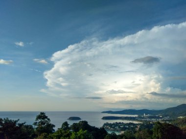 Phuket, Tayland 'dan Kata Noi, Kata Yai ve Karon Plajlarının Panoramik Manzarası