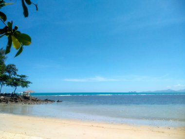 Nathon Sahili, Koh Samui, Tayland 'da Lush Trees ve Blue Sky ile kumsal