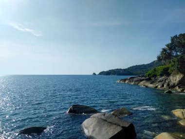 Phuket Adası, Tayland Doğal Deniz Pelerini ve Ada Manzarası 'nda Okyanus Dalgaları ile Dramatik Rocky Sahil Çizgisi