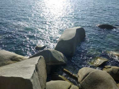 Phuket Adası, Tayland Doğal Deniz Pelerini ve Ada Manzarası 'nda Okyanus Dalgaları ile Dramatik Rocky Sahil Çizgisi