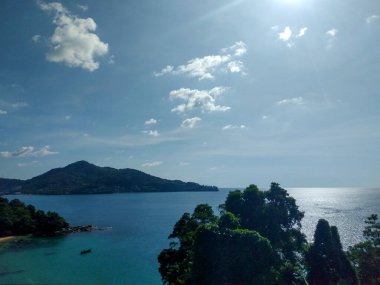 Phuket, Tayland 'dan Beyaz Bulutlu Güzel Deniz ve Mavi Gökyüzü Manzarası