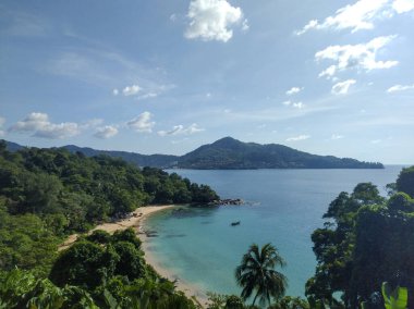 Phuket, Tayland 'daki Tropikal Laem Singh Sahili' nin Manzarası