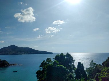 Phuket, Tayland 'dan Beyaz Bulutlu Güzel Deniz ve Mavi Gökyüzü Manzarası