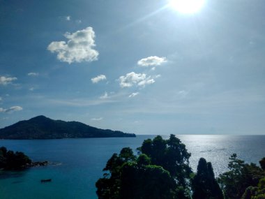 Phuket, Tayland 'dan Beyaz Bulutlu Güzel Deniz ve Mavi Gökyüzü Manzarası