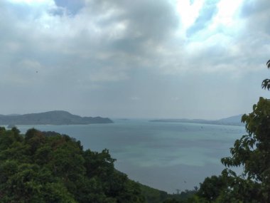 Phuket, Tayland 'daki Büyük Beyaz Buda Dağı' ndan Panoramik Dağ, Deniz ve Okyanus Manzarası