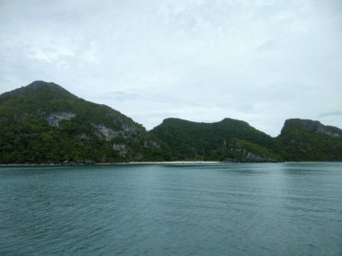Dağlı Güzel Deniz Burnu, Mavi Okyanus ve Temiz Gök Altındaki Adalar Ang Tanga Ulusal Deniz Parkı, Koh Samui, Tayland
