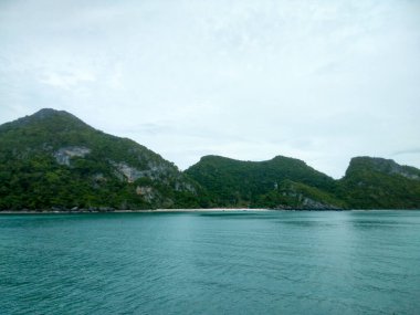 Dağlı Güzel Deniz Burnu, Mavi Okyanus ve Temiz Gök Altındaki Adalar Ang Tanga Ulusal Deniz Parkı, Koh Samui, Tayland