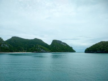 Dağlı Güzel Deniz Burnu, Mavi Okyanus ve Temiz Gök Altındaki Adalar Ang Tanga Ulusal Deniz Parkı, Koh Samui, Tayland