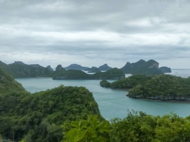 Dağlı Güzel Deniz Burnu, Mavi Okyanus ve Temiz Gök Altındaki Adalar Ang Tanga Ulusal Deniz Parkı, Koh Samui, Tayland