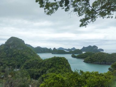 Dağlı Güzel Deniz Burnu, Mavi Okyanus ve Temiz Gök Altındaki Adalar Ang Tanga Ulusal Deniz Parkı, Koh Samui, Tayland