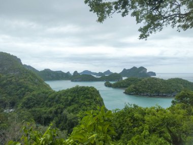 Dağlı Güzel Deniz Burnu, Mavi Okyanus ve Temiz Gök Altındaki Adalar Ang Tanga Ulusal Deniz Parkı, Koh Samui, Tayland