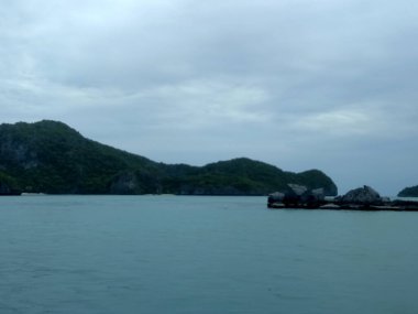 Ang Thong Ulusal Deniz Parkı, Koh Samui, Tayland Açık Mavi Deniz Altında Akşamüstü Gökyüzü Altında