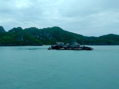 Dağlı Güzel Deniz Burnu, Mavi Okyanus ve Temiz Gök Altındaki Adalar Ang Tanga Ulusal Deniz Parkı, Koh Samui, Tayland