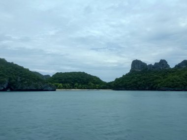 Dağlı Güzel Deniz Burnu, Mavi Okyanus ve Temiz Gök Altındaki Adalar Ang Tanga Ulusal Deniz Parkı, Koh Samui, Tayland