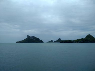 Dağlı Güzel Deniz Burnu, Mavi Okyanus ve Temiz Gök Altındaki Adalar Ang Tanga Ulusal Deniz Parkı, Koh Samui, Tayland
