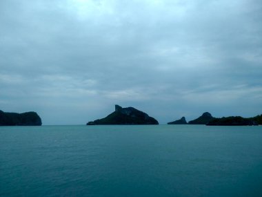 Dağlı Güzel Deniz Burnu, Mavi Okyanus ve Temiz Gök Altındaki Adalar Ang Tanga Ulusal Deniz Parkı, Koh Samui, Tayland