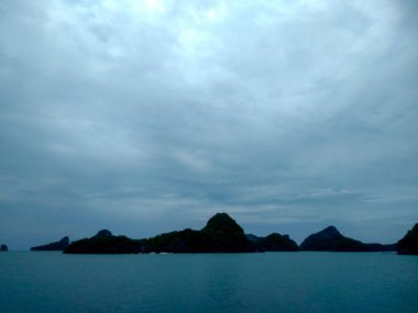 Dağlı Güzel Deniz Burnu, Mavi Okyanus ve Temiz Gök Altındaki Adalar Ang Tanga Ulusal Deniz Parkı, Koh Samui, Tayland