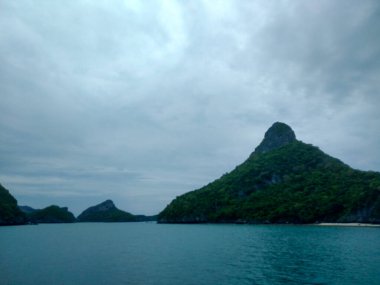 Dağlı Güzel Deniz Burnu, Mavi Okyanus ve Temiz Gök Altındaki Adalar Ang Tanga Ulusal Deniz Parkı, Koh Samui, Tayland