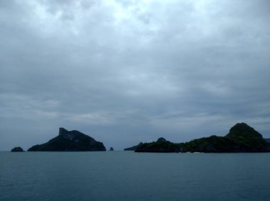 Dağlı Güzel Deniz Burnu, Mavi Okyanus ve Temiz Gök Altındaki Adalar Ang Tanga Ulusal Deniz Parkı, Koh Samui, Tayland