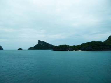 Dağlı Güzel Deniz Burnu, Mavi Okyanus ve Temiz Gök Altındaki Adalar Ang Tanga Ulusal Deniz Parkı, Koh Samui, Tayland