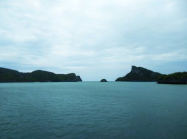 Dağlı Güzel Deniz Burnu, Mavi Okyanus ve Temiz Gök Altındaki Adalar Ang Tanga Ulusal Deniz Parkı, Koh Samui, Tayland
