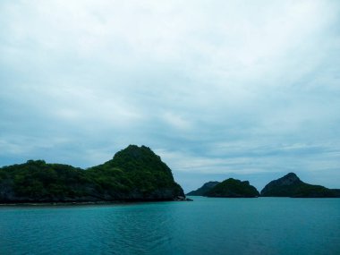 Dağlı Güzel Deniz Burnu, Mavi Okyanus ve Temiz Gök Altındaki Adalar Ang Tanga Ulusal Deniz Parkı, Koh Samui, Tayland