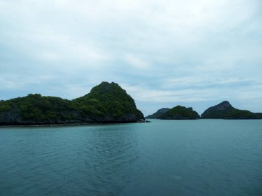 Dağlı Güzel Deniz Burnu, Mavi Okyanus ve Temiz Gök Altındaki Adalar Ang Tanga Ulusal Deniz Parkı, Koh Samui, Tayland