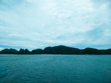 Dağlı Güzel Deniz Burnu, Mavi Okyanus ve Temiz Gök Altındaki Adalar Ang Tanga Ulusal Deniz Parkı, Koh Samui, Tayland
