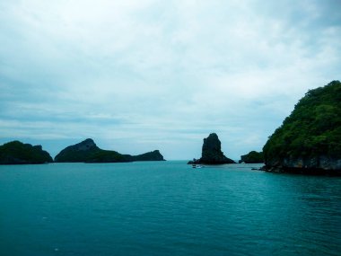 Dağlı Güzel Deniz Burnu, Mavi Okyanus ve Temiz Gök Altındaki Adalar Ang Tanga Ulusal Deniz Parkı, Koh Samui, Tayland