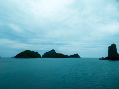 Dağlı Güzel Deniz Burnu, Mavi Okyanus ve Temiz Gök Altındaki Adalar Ang Tanga Ulusal Deniz Parkı, Koh Samui, Tayland
