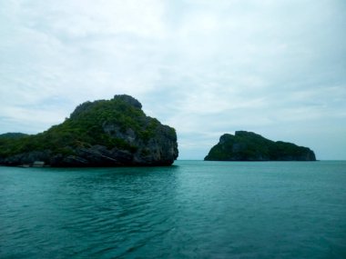 Dağlı Güzel Deniz Burnu, Mavi Okyanus ve Temiz Gök Altındaki Adalar Ang Tanga Ulusal Deniz Parkı, Koh Samui, Tayland