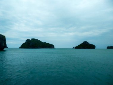 Dağlı Güzel Deniz Burnu, Mavi Okyanus ve Temiz Gök Altındaki Adalar Ang Tanga Ulusal Deniz Parkı, Koh Samui, Tayland