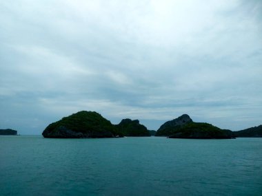 Dağlı Güzel Deniz Burnu, Mavi Okyanus ve Temiz Gök Altındaki Adalar Ang Tanga Ulusal Deniz Parkı, Koh Samui, Tayland