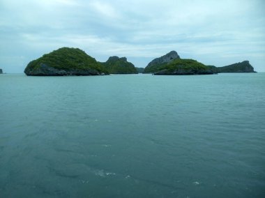 Dağlı Güzel Deniz Burnu, Mavi Okyanus ve Temiz Gök Altındaki Adalar Ang Tanga Ulusal Deniz Parkı, Koh Samui, Tayland