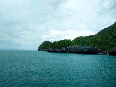 Dağlı Güzel Deniz Burnu, Mavi Okyanus ve Temiz Gök Altındaki Adalar Ang Tanga Ulusal Deniz Parkı, Koh Samui, Tayland