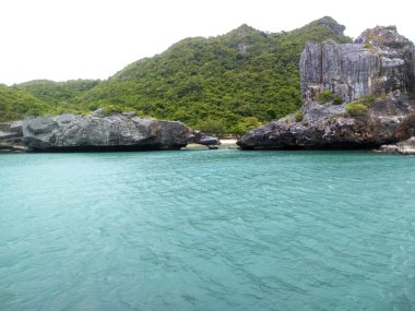 Dağlı Güzel Deniz Burnu, Mavi Okyanus ve Temiz Gök Altındaki Adalar Ang Tanga Ulusal Deniz Parkı, Koh Samui, Tayland