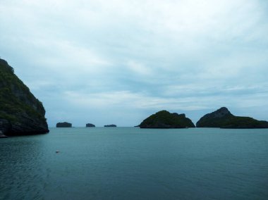 Dağlı Güzel Deniz Burnu, Mavi Okyanus ve Temiz Gök Altındaki Adalar Ang Tanga Ulusal Deniz Parkı, Koh Samui, Tayland