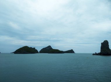 Dağlı Güzel Deniz Burnu, Mavi Okyanus ve Temiz Gök Altındaki Adalar Ang Tanga Ulusal Deniz Parkı, Koh Samui, Tayland
