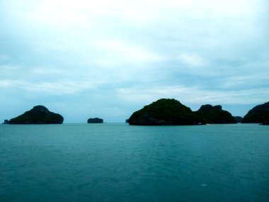 Dağlı Güzel Deniz Burnu, Mavi Okyanus ve Temiz Gök Altındaki Adalar Ang Tanga Ulusal Deniz Parkı, Koh Samui, Tayland