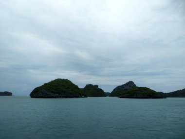 Dağlı Güzel Deniz Burnu, Mavi Okyanus ve Temiz Gök Altındaki Adalar Ang Tanga Ulusal Deniz Parkı, Koh Samui, Tayland
