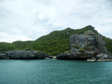Dağlı Güzel Deniz Burnu, Mavi Okyanus ve Temiz Gök Altındaki Adalar Ang Tanga Ulusal Deniz Parkı, Koh Samui, Tayland