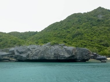 Dağlı Güzel Deniz Burnu, Mavi Okyanus ve Temiz Gök Altındaki Adalar Ang Tanga Ulusal Deniz Parkı, Koh Samui, Tayland