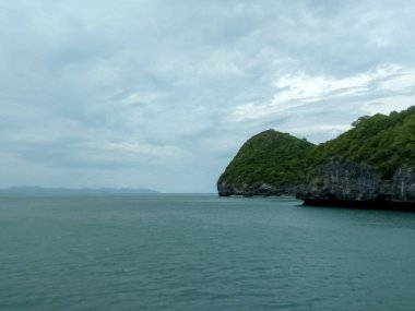 Dağlı Güzel Deniz Burnu, Mavi Okyanus ve Temiz Gök Altındaki Adalar Ang Tanga Ulusal Deniz Parkı, Koh Samui, Tayland