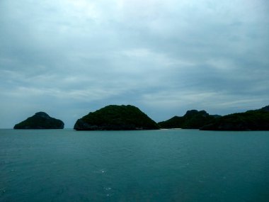 Dağlı Güzel Deniz Burnu, Mavi Okyanus ve Temiz Gök Altındaki Adalar Ang Tanga Ulusal Deniz Parkı, Koh Samui, Tayland