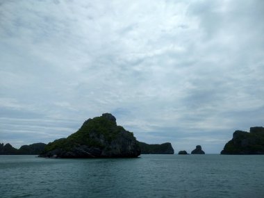 Dağlı Güzel Deniz Burnu, Mavi Okyanus ve Temiz Gök Altındaki Adalar Ang Tanga Ulusal Deniz Parkı, Koh Samui, Tayland