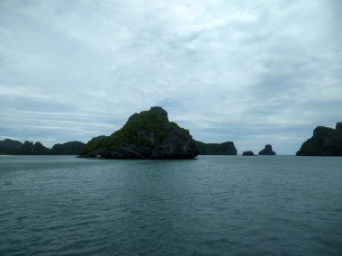 Dağlı Güzel Deniz Burnu, Mavi Okyanus ve Temiz Gök Altındaki Adalar Ang Tanga Ulusal Deniz Parkı, Koh Samui, Tayland