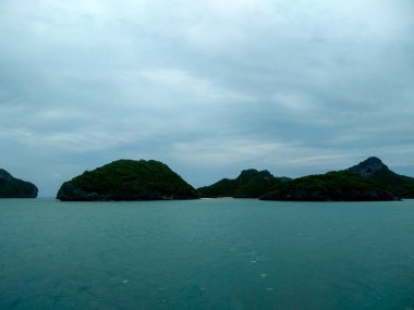 Dağlı Güzel Deniz Burnu, Mavi Okyanus ve Temiz Gök Altındaki Adalar Ang Tanga Ulusal Deniz Parkı, Koh Samui, Tayland