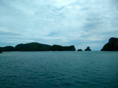 Dağlı Güzel Deniz Burnu, Mavi Okyanus ve Temiz Gök Altındaki Adalar Ang Tanga Ulusal Deniz Parkı, Koh Samui, Tayland